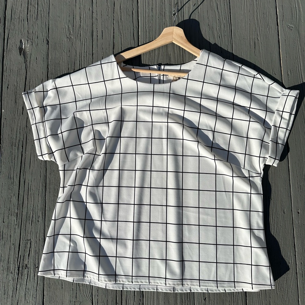NWT Mellóday short-sleeve roll sleeve tee in windowpane plaid. Plus size, 2X